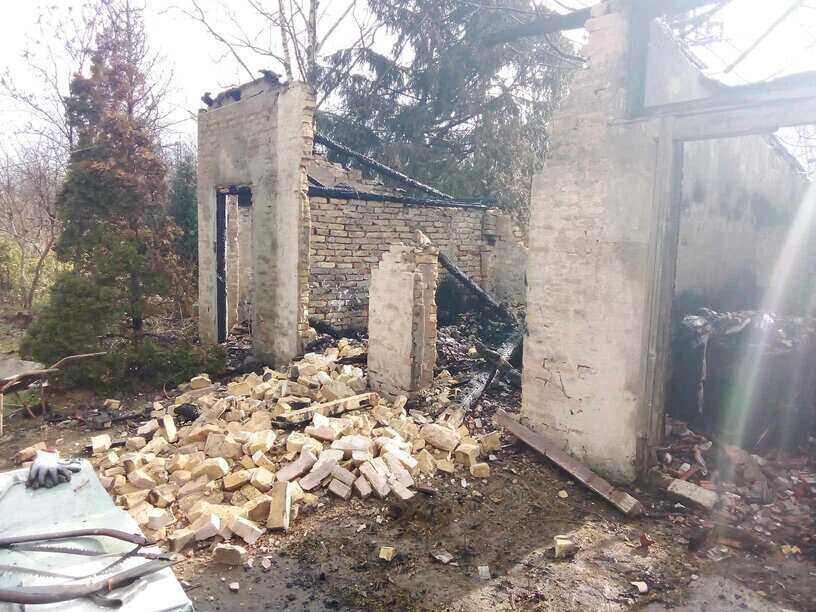 Rušenje pomoćnog objekta u dvorištu