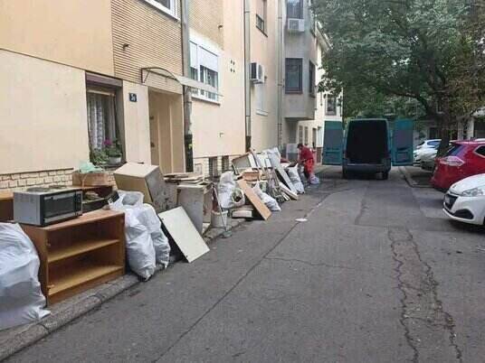 Utovar starog nameštaja i otpada u kombi